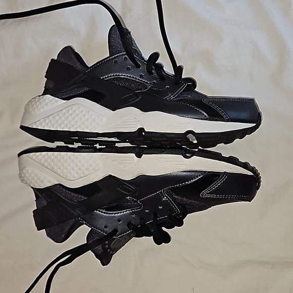 Boys Black Nike Huarache Size 6.5 - Picture 7 of 8
